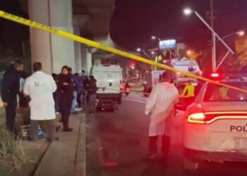 Motociclista choca contra un camión en la alcaldía Tláhuac, CDMX; hay 2 muertos y un herido