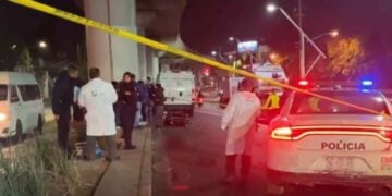 Motociclista choca contra un camión en la alcaldía Tláhuac, CDMX; hay 2 muertos y un herido