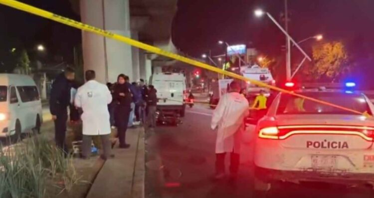 Motociclista choca contra un camión en la alcaldía Tláhuac, CDMX; hay 2 muertos y un herido