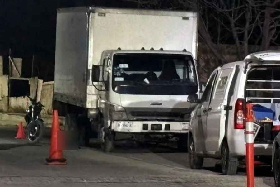 Motociclista pierde la vida tras estrellarse con camión estacionado en Salinas Victoria, NL