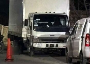 Motociclista pierde la vida tras estrellarse con camión estacionado en Salinas Victoria, NL