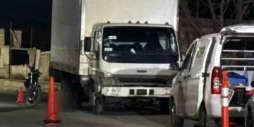 Motociclista pierde la vida tras estrellarse con camión estacionado en Salinas Victoria, NL