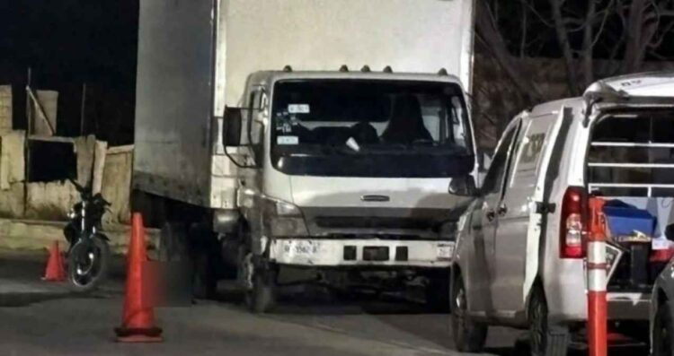 Motociclista pierde la vida tras estrellarse con camión estacionado en Salinas Victoria, NL