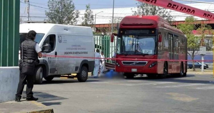 Metrobús motociclista Iztapalapa