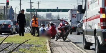 Motociclista se lesiona al derrapar sobre las vías del tren en Monterrey