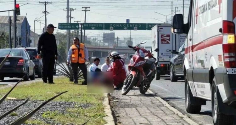 Motociclista se lesiona al derrapar sobre las vías del tren en Monterrey