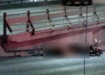 Muere motociclista al estrellarse contra la base de concreto de un muro en San Nicolás, NL