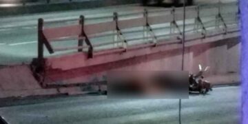 Muere motociclista al estrellarse contra la base de concreto de un muro en San Nicolás, NL