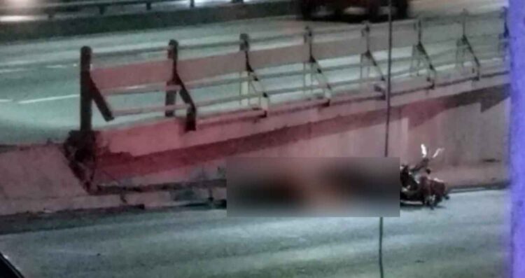 Muere motociclista al estrellarse contra la base de concreto de un muro en San Nicolás, NL