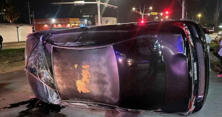 Mujer ignora luz roja y provoca choque con volcadura en Nuevo Laredo, Tamaulipas