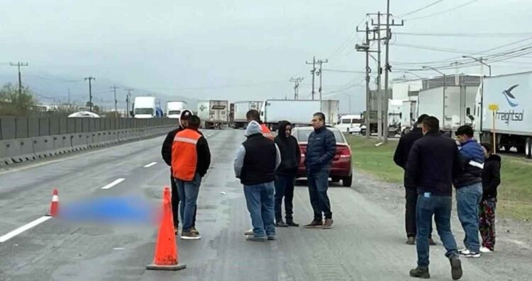 Mujer muere atropellada al intentar cruzar el Libramiento Noreste en Escobedo, NL