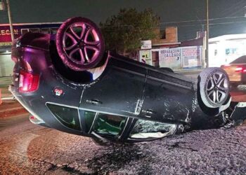 Mujer sale ilesa tras volcar su camioneta en Nuevo Laredo, Tamaulipas