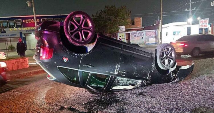 Mujer sale ilesa tras volcar su camioneta en Nuevo Laredo, Tamaulipas