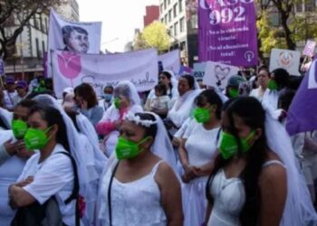 Mujeres en vestidos de novia alzan la voz contra la violencia vicaria frente a la SCJN de la CDMX