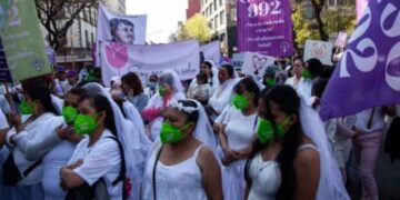 Mujeres en vestidos de novia alzan la voz contra la violencia vicaria frente a la SCJN de la CDMX