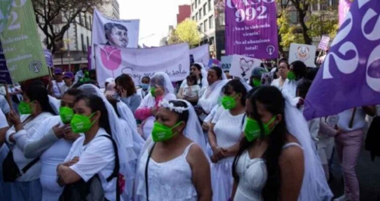 Mujeres en vestidos de novia alzan la voz contra la violencia vicaria frente a la SCJN de la CDMX