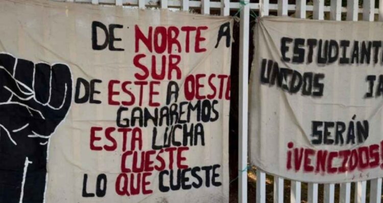 Normalistas de Ciudad Ixtepec, Oaxaca saquean camiones en medio de su lucha educativa
