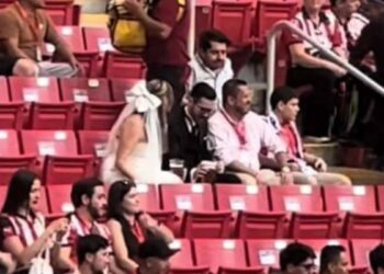 Novios roban reflectores en el partido Chivas vs. Querétaro