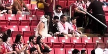Novios roban reflectores en el partido Chivas vs. Querétaro