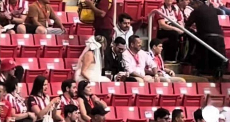 Novios roban reflectores en el partido Chivas vs. Querétaro