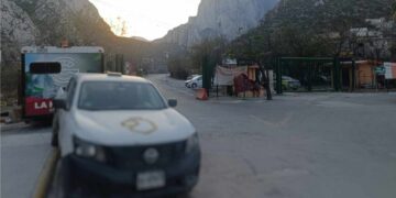 A pesar de ser uno de los estados con mayor actividad industrial en México, Nuevo León se posicionó en 2024 como la séptima entidad con el menor número de carpetas de investigación por delitos federales relacionados con el medio ambiente. Según las estadísticas del Secretariado Ejecutivo del Sistema Nacional de Seguridad Pública (SESNSP), en todo el año pasado se registraron solo 10 averiguaciones por este tipo de delitos a nivel federal en el estado. Este número es mayor solo que los casos reportados en Guanajuato y San Luis Potosí (8), Querétaro (5), Aguascalientes y Coahuila (2 cada uno), y Zacatecas (1). El informe oficial también revela que en 2024 se iniciaron un total de 1,029 investigaciones por delitos federales contra el medio ambiente y la gestión ambiental en todo el país, con Tlaxcala encabezando la lista con 101 casos, lo que representa el 9.82% del total nacional. Nuevo León menos casos de delito ambiental En comparación con 2023, cuando Nuevo León ocupaba el octavo lugar con 17 casos, el estado ha visto una disminución en las investigaciones por delitos ambientales. En 2023, se registraron 1,108 casos a nivel nacional, siendo el Estado de México el que más reportó, con 78 casos, seguido de Tlaxcala con 77 y Jalisco con 72. El informe de 2024 destaca que Tlaxcala sigue siendo el líder en casos, con 101, seguido de Oaxaca (86) y Baja California Sur (82). Otros estados con un número significativo de investigaciones incluyen Chiapas, Estado de México, Jalisco, y Veracruz, entre otros. En cuanto a Nuevo León, con 10 casos en 2024, se encuentra en la parte baja de la lista, detrás de estados como Guanajuato (8), San Luis Potosí (8) y Querétaro (5). Te puede interesar: Hombre fallece al ser arrollado en la Colonia del Norte en Monterrey, NL