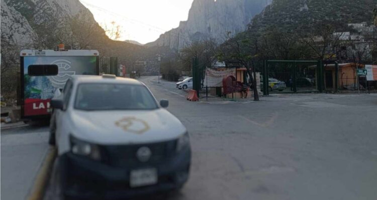 A pesar de ser uno de los estados con mayor actividad industrial en México, Nuevo León se posicionó en 2024 como la séptima entidad con el menor número de carpetas de investigación por delitos federales relacionados con el medio ambiente. Según las estadísticas del Secretariado Ejecutivo del Sistema Nacional de Seguridad Pública (SESNSP), en todo el año pasado se registraron solo 10 averiguaciones por este tipo de delitos a nivel federal en el estado. Este número es mayor solo que los casos reportados en Guanajuato y San Luis Potosí (8), Querétaro (5), Aguascalientes y Coahuila (2 cada uno), y Zacatecas (1). El informe oficial también revela que en 2024 se iniciaron un total de 1,029 investigaciones por delitos federales contra el medio ambiente y la gestión ambiental en todo el país, con Tlaxcala encabezando la lista con 101 casos, lo que representa el 9.82% del total nacional. Nuevo León menos casos de delito ambiental En comparación con 2023, cuando Nuevo León ocupaba el octavo lugar con 17 casos, el estado ha visto una disminución en las investigaciones por delitos ambientales. En 2023, se registraron 1,108 casos a nivel nacional, siendo el Estado de México el que más reportó, con 78 casos, seguido de Tlaxcala con 77 y Jalisco con 72. El informe de 2024 destaca que Tlaxcala sigue siendo el líder en casos, con 101, seguido de Oaxaca (86) y Baja California Sur (82). Otros estados con un número significativo de investigaciones incluyen Chiapas, Estado de México, Jalisco, y Veracruz, entre otros. En cuanto a Nuevo León, con 10 casos en 2024, se encuentra en la parte baja de la lista, detrás de estados como Guanajuato (8), San Luis Potosí (8) y Querétaro (5). Te puede interesar: Hombre fallece al ser arrollado en la Colonia del Norte en Monterrey, NL