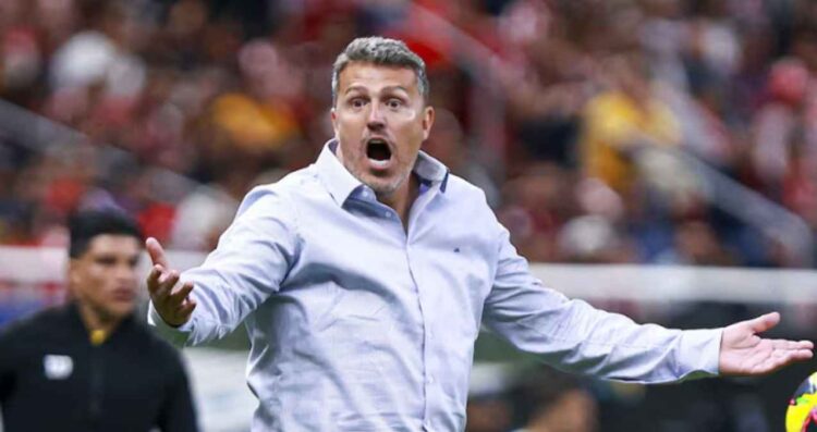 El Director Técnico Óscar García sigue hospitalizado ¿Quién dirigirá a Chivas contra Pumas?