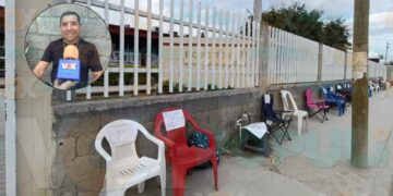 Padres de familia hacen fila por segundo día para inscripciones en secundaria de Ciudad Victoria