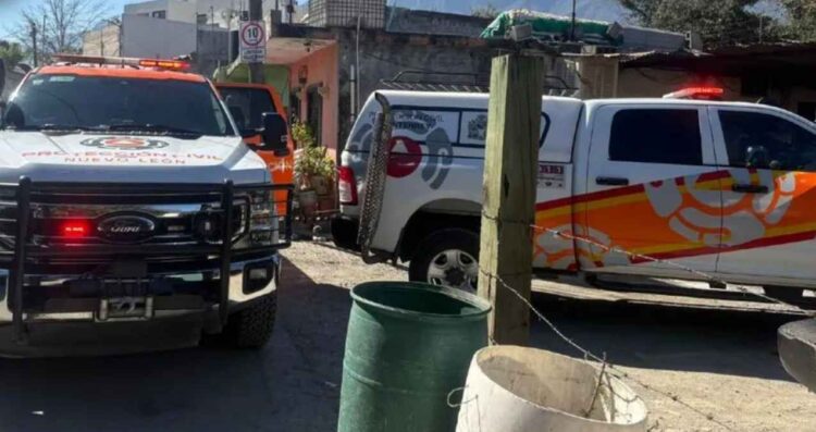 Paramédicos atienden a dos mujeres tras fuga de gas en vivienda de Monterrey, NL