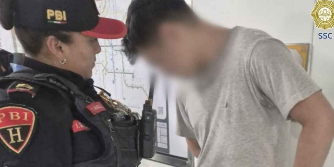 Policías intervienen y salvan a joven en crisis en el Metro de la CDMX