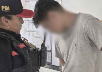 Policías intervienen y salvan a joven en crisis en el Metro de la CDMX