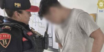 Policías intervienen y salvan a joven en crisis en el Metro de la CDMX