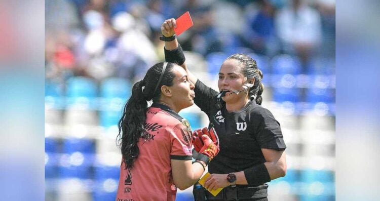Sale llorando portera del Puebla Femenil en juego contra Cruz Azul