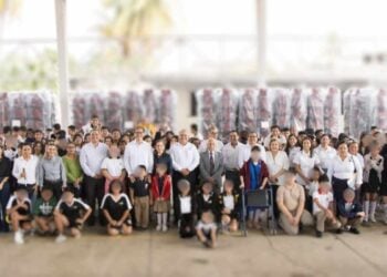 El presidente municipal de Ciudad Madero, Erasmo González Robledo, reafirmó su compromiso con la educación al encabezar la entrega de mobiliario escolar a diversas instituciones educativas. Durante el evento, agradeció al gobernador del estado, Américo Villarreal Anaya, por su respaldo a la niñez y juventud de la ciudad, así como por su esfuerzo por consolidar la educación como un pilar clave en la transformación del sector educativo. El acto tuvo lugar en la Secundaria General No. 7 “Isaac Newton”. Donde González Robledo asistió por invitación del director del plantel, José Mario Marín Roque, y del supervisor escolar, Cirilo Fermín Bernal. También estuvo presente el director del CREDE, José Alanís Mendo. Alcalde Erasmo González comprometido con la educación en Madero En total, se distribuyeron 90 mesas y 370 sillas infantiles para nivel preescolar. Además de 920 mesabancos de paleta derecha, 20 de paleta izquierda, dos escritorios y dos sillas para maestros. El apoyo llegó a 9 planteles de preescolar, 4 de primaria y 3 de secundaria. Erasmo González destacó que este tipo de entregas no se realizaban en Ciudad Madero desde hace varios años. Añadiendo, que contar con un mobiliario adecuado se mejorará las condiciones de aprendizaje de los estudiantes. "Continuaremos colaborando estrechamente con el Gobierno del Estado y con todas las instituciones educativas del municipio, reafirmando que el humanismo es el motor de la transformación", expresó. Compromiso con la educación y formación integral El presidente municipal subrayó que estos programas no solo garantizan una mejor educación, sino que también contribuyen al bienestar de la niñez y juventud de Ciudad Madero y Tamaulipas. Durante el evento, la alumna de primer grado, Karla Patricia Chapuz Sarmiento, agradeció el apoyo del gobernador Américo Villarreal y del alcalde Erasmo González Robledo para mejorar las condiciones educativas en la ciudad. Como parte de las iniciativas para fortalecer la formación de los estudiantes, González Robledo también invitó a la comunidad escolar a visitar la Primera Zona Naval. Ahí podrán conocer los programas educativos de la Secretaría de Marina y recorrer el Astillero, donde se construyen embarcaciones para esta dependencia federal. Con estas acciones, el gobierno municipal reafirma su compromiso con el desarrollo educativo y el bienestar de las nuevas generaciones. Te puede interesar: Alcaldesa de Tampico impulsa alianzas de desarrollo entre municipios de Veracruz y Sur de Tamaulipas