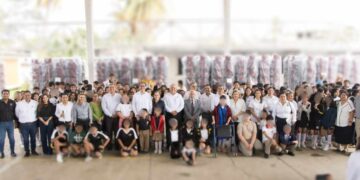 El presidente municipal de Ciudad Madero, Erasmo González Robledo, reafirmó su compromiso con la educación al encabezar la entrega de mobiliario escolar a diversas instituciones educativas. Durante el evento, agradeció al gobernador del estado, Américo Villarreal Anaya, por su respaldo a la niñez y juventud de la ciudad, así como por su esfuerzo por consolidar la educación como un pilar clave en la transformación del sector educativo. El acto tuvo lugar en la Secundaria General No. 7 “Isaac Newton”. Donde González Robledo asistió por invitación del director del plantel, José Mario Marín Roque, y del supervisor escolar, Cirilo Fermín Bernal. También estuvo presente el director del CREDE, José Alanís Mendo. Alcalde Erasmo González comprometido con la educación en Madero En total, se distribuyeron 90 mesas y 370 sillas infantiles para nivel preescolar. Además de 920 mesabancos de paleta derecha, 20 de paleta izquierda, dos escritorios y dos sillas para maestros. El apoyo llegó a 9 planteles de preescolar, 4 de primaria y 3 de secundaria. Erasmo González destacó que este tipo de entregas no se realizaban en Ciudad Madero desde hace varios años. Añadiendo, que contar con un mobiliario adecuado se mejorará las condiciones de aprendizaje de los estudiantes. "Continuaremos colaborando estrechamente con el Gobierno del Estado y con todas las instituciones educativas del municipio, reafirmando que el humanismo es el motor de la transformación", expresó. Compromiso con la educación y formación integral El presidente municipal subrayó que estos programas no solo garantizan una mejor educación, sino que también contribuyen al bienestar de la niñez y juventud de Ciudad Madero y Tamaulipas. Durante el evento, la alumna de primer grado, Karla Patricia Chapuz Sarmiento, agradeció el apoyo del gobernador Américo Villarreal y del alcalde Erasmo González Robledo para mejorar las condiciones educativas en la ciudad. Como parte de las iniciativas para fortalecer la formación de los estudiantes, González Robledo también invitó a la comunidad escolar a visitar la Primera Zona Naval. Ahí podrán conocer los programas educativos de la Secretaría de Marina y recorrer el Astillero, donde se construyen embarcaciones para esta dependencia federal. Con estas acciones, el gobierno municipal reafirma su compromiso con el desarrollo educativo y el bienestar de las nuevas generaciones. Te puede interesar: Alcaldesa de Tampico impulsa alianzas de desarrollo entre municipios de Veracruz y Sur de Tamaulipas