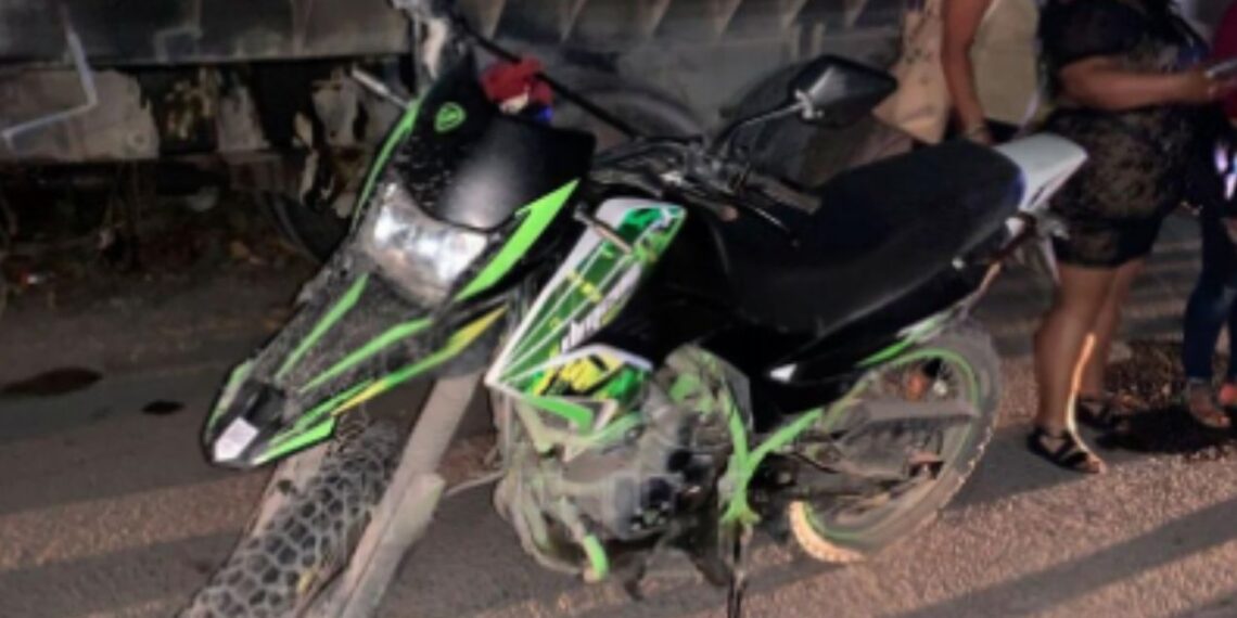 Repartidor de comida resulta gravemente herido tras chocar contra camión en El Mante