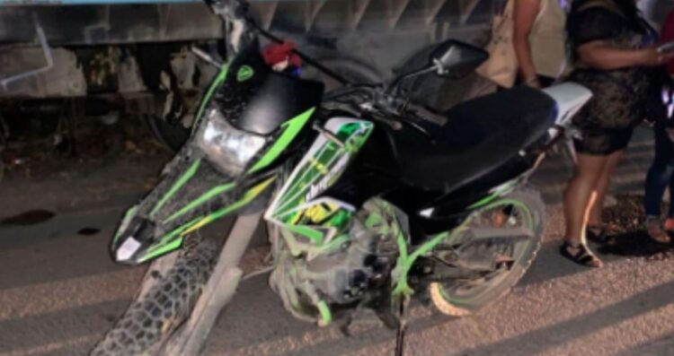 Repartidor de comida resulta gravemente herido tras chocar contra camión en El Mante