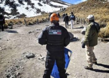 Rescatan a 14 turistas extraviados en el Nevado de Toluca tras tormenta de nieve