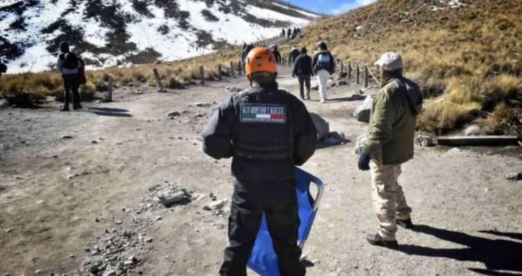 Rescatan a 14 turistas extraviados en el Nevado de Toluca tras tormenta de nieve