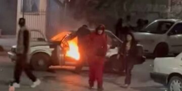 Riña entre vecinos en Salinas Victoria, Nuevo León, termina con auto incendiado