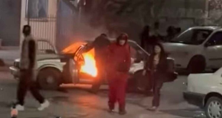 Riña entre vecinos en Salinas Victoria, Nuevo León, termina con auto incendiado