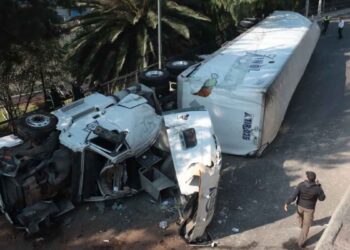 Tráiler cargado con PET vuelca en la Alcaldía Gustavo A. Madero de la Ciudad de México
