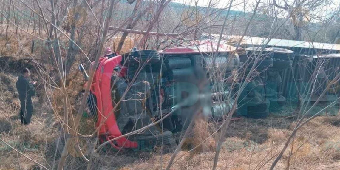 Tráiler cargado de fresas se vuelca en San Fernando, Tamaulipas