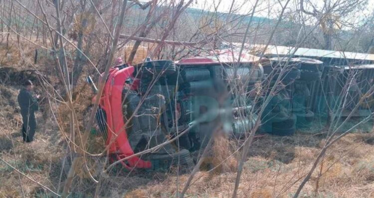 Tráiler cargado de fresas se vuelca en San Fernando, Tamaulipas