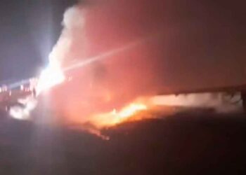 Tráiler choca contra un muro divisorio y se incendia en la carretera a Saltillo