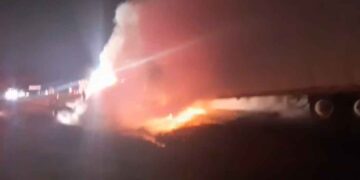 Tráiler choca contra un muro divisorio y se incendia en la carretera a Saltillo