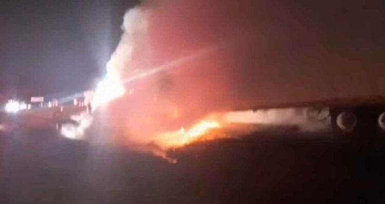 Tráiler choca contra un muro divisorio y se incendia en la carretera a Saltillo