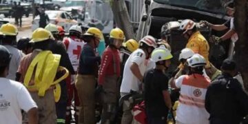 Tráiler impacta camión con estudiantes y deja más de 30 heridos en Tuxtla Gutiérrez, Chiapas