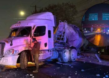 Tráiler pierde el control y choca contra la barda de una empresa en la colonia La Fama de Santa Catarina, NL