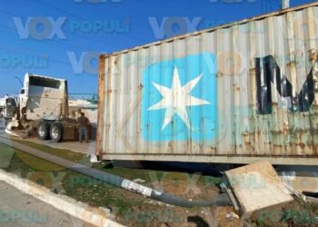 Tráiler pierde su caja en plena curva y derriba poste de alumbrado en la Sexta Avenida de Tampico, Tamaulipas